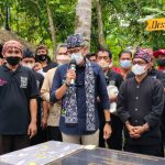 Menteri Sandiaga Uno Bersama Dengan Kepala Desa Selasasari (Kanan)